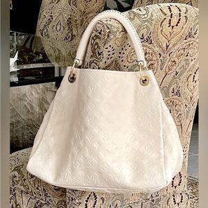 Retails $3800 Louis Vuitton Artsy Empreinte MM Neige